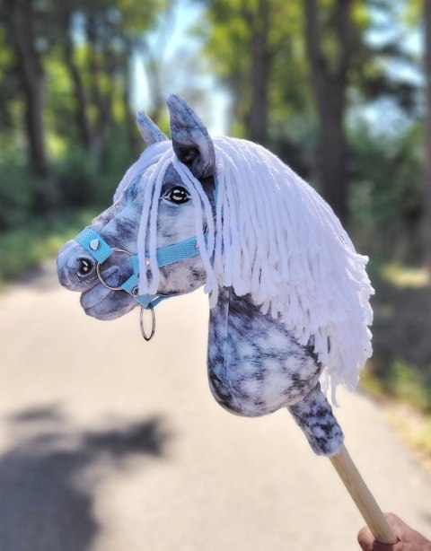 Hobby Horse Średni koń na kiju Premium siwek jabłkowity z białą grzywą A4